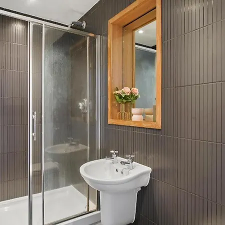 Duplex Penthouse In Leeds - Sleeps 4 *