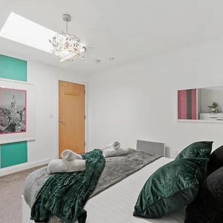 Duplex Penthouse In Leeds - Sleeps 4 *