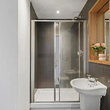 Duplex Penthouse In Leeds - Sleeps 4 *